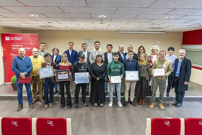 Acto de entrega de los Premios COQIQ al mejor TFG de 2024 en la Facultad de Ciencia y Tecnología de la Universidad de La Rioja