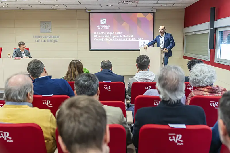 Acto de entrega de los Premios COQIQ al mejor TFG de 2024 en la Facultad de Ciencia y Tecnología de la Universidad de La Rioja