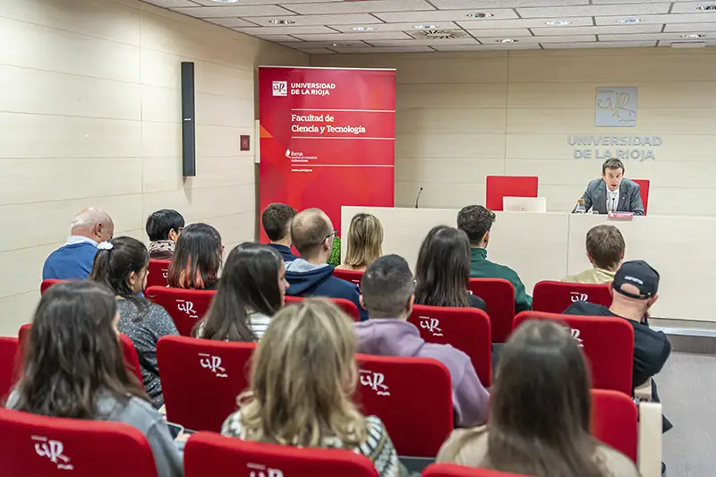 Acto de entrega de los Premios COQIQ al mejor TFG de 2024 en la Facultad de Ciencia y Tecnología de la Universidad de La Rioja