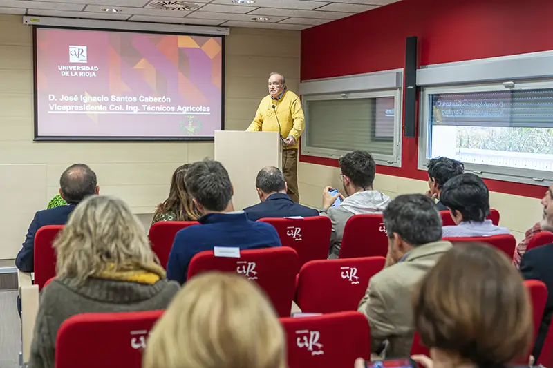 Acto de entrega de los Premios COQIQ al mejor TFG de 2024 en la Facultad de Ciencia y Tecnología de la Universidad de La Rioja