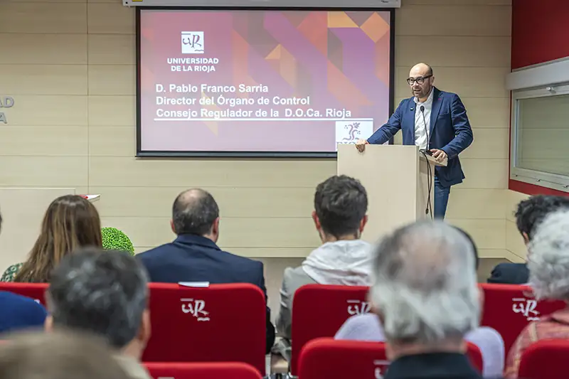 Acto de entrega de los Premios COQIQ al mejor TFG de 2024 en la Facultad de Ciencia y Tecnología de la Universidad de La Rioja