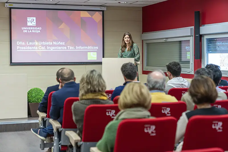 Acto de entrega de los Premios COQIQ al mejor TFG de 2024 en la Facultad de Ciencia y Tecnología de la Universidad de La Rioja