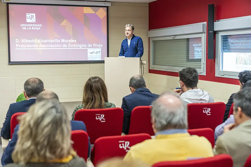 Acto de entrega de los Premios COQIQ al mejor TFG de 2024 en la Facultad de Ciencia y Tecnología de la Universidad de La Rioja