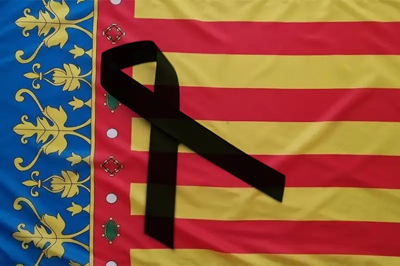 Bandera de la Comunidad Valenciana con un crespón negro en solidaridad con los afectados por la DANA de octubre de 2024