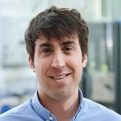 Unai De La Torre Larrañaga, Ingeniero Químico por la Escuela de Ingeniería de Bilbao (UPV/EHU, 2010) y Máster en Ingeniería de Procesos Químicos y Desarrollo Sostenible (UPV/EHU, 2011).